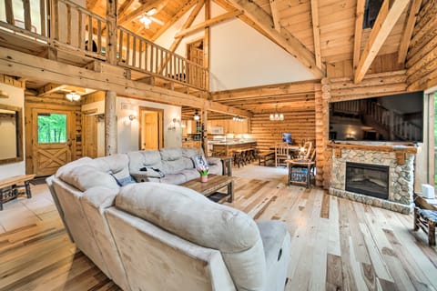 Classy Home w/ Hot Tub: 2 Mi to Lake Access! House in Ohio