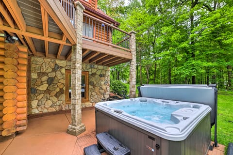 Classy Home w/ Hot Tub: 2 Mi to Lake Access! House in Ohio