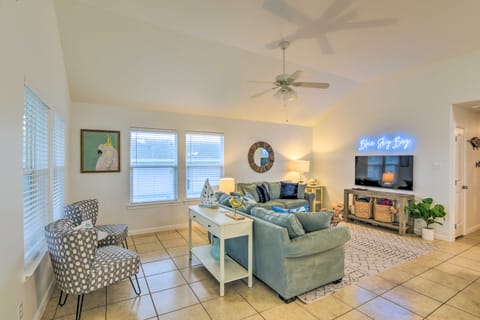 Sea Isle Retreat: Restaurant, Bar & Marina On-Site House in Galveston Island