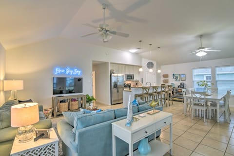 Sea Isle Retreat: Restaurant, Bar & Marina On-Site House in Galveston Island
