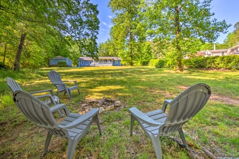 Lakefront Townville Gem w/ Boat Dock & Kayaks House in Lake Hartwell