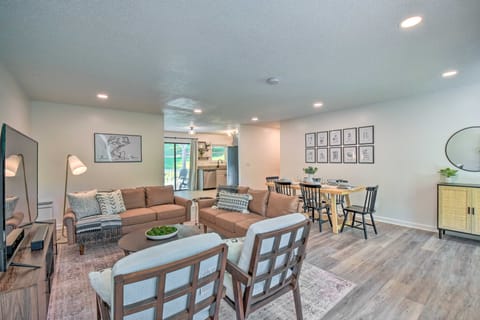 Lakefront Townville Gem w/ Boat Dock & Kayaks House in Lake Hartwell