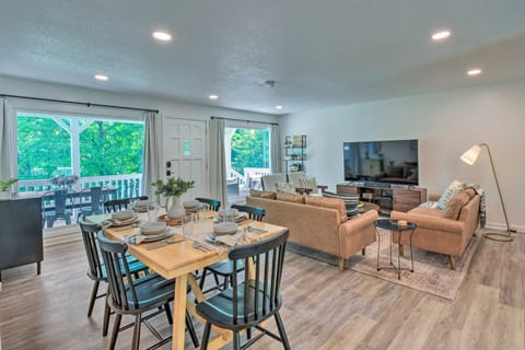 Lakefront Townville Gem w/ Boat Dock & Kayaks House in Lake Hartwell