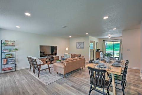 Lakefront Townville Gem w/ Boat Dock & Kayaks House in Lake Hartwell