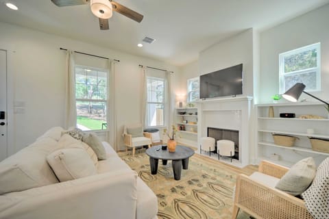 Canyon Lake Home w/ Deck ~ 1 Mi to Comal Park Cottage in Canyon Lake