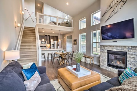 'Rendezvous Buckhorn Cabin' By Hiking Trails House in Fraser