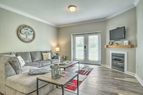 Downtown Pigeon Forge Condo w/ Pool Access! Apartment in Pigeon Forge