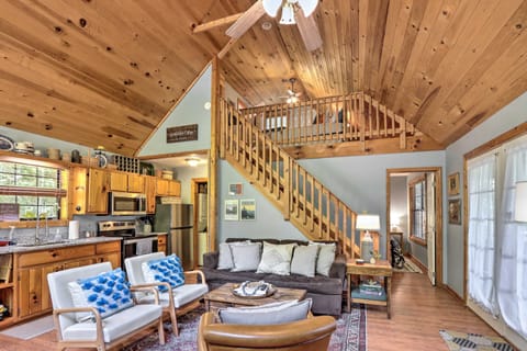 'Bumblebee Cottage' Murphy Retreat w/ Hot Tub Cottage in Tennessee