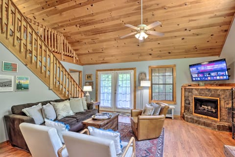 'Bumblebee Cottage' Murphy Retreat w/ Hot Tub Cottage in Tennessee