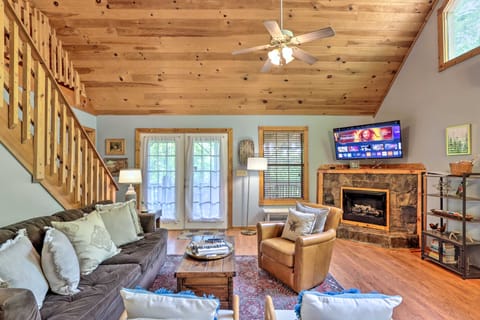 'Bumblebee Cottage' Murphy Retreat w/ Hot Tub Cottage in Tennessee