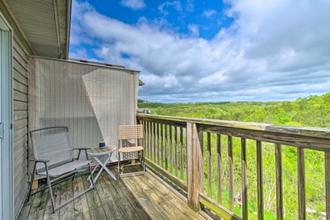 Cozy Branson Retreat w/ Balcony, 2 Mi to 76 Strip Apartment in Branson