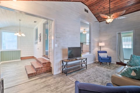 Jacksonville Retreat w/ Pool & Yard - 3 Mi to Zoo! House in Jacksonville