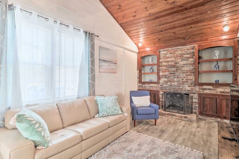 Jacksonville Retreat w/ Pool & Yard - 3 Mi to Zoo! House in Jacksonville