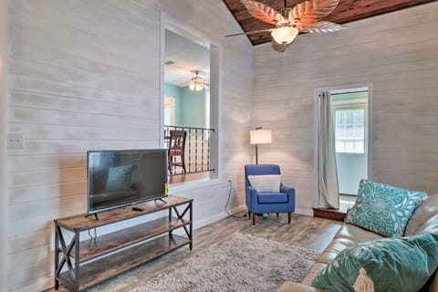 Jacksonville Retreat w/ Pool & Yard - 3 Mi to Zoo! House in Jacksonville