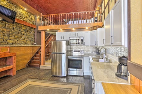 Walk to River: Unique Studio in Renovated Bar! House in Lansing