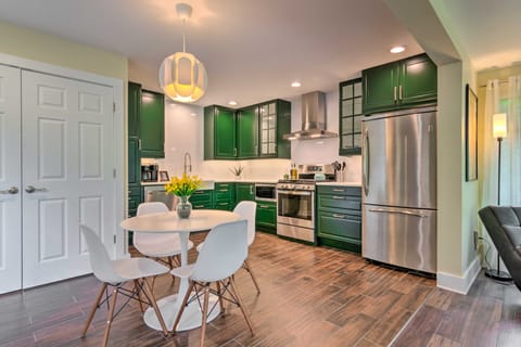 Stunning Mtn Views! Group Getaway in Chimney Rock Cottage in Chimney Rock