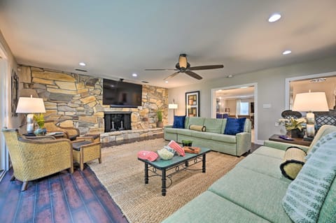 Game Room & Pool: Huge Lutz Family Retreat House in Lutz