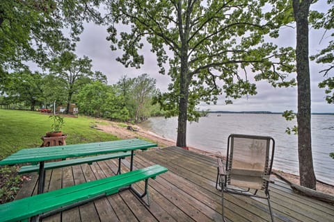 Boat Dock & Fire Pit: 'Sunset Cove' Lakefront Gem Apartment in Lake O The Cherokees