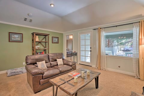 Cozy Skyforest Cabin ~ 1 Mi to Lake Arrowhead! House in Lake Arrowhead