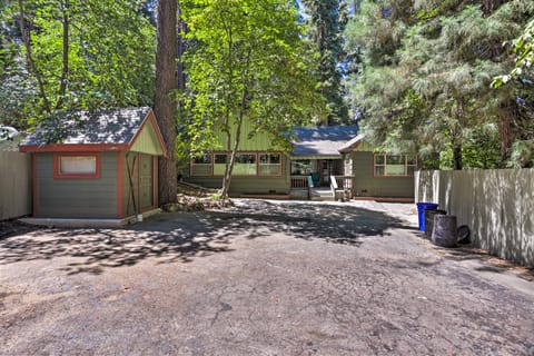 Cozy Skyforest Cabin ~ 1 Mi to Lake Arrowhead! House in Lake Arrowhead