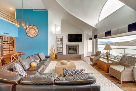 Beautiful Condo w/ Balcony on Lake Chelan! Apartment in Chelan (In Town)