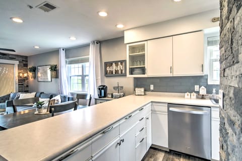 Branson Retreat w/ Balcony & 18-Hole Golf Course! Apartment in Ozark Mountains