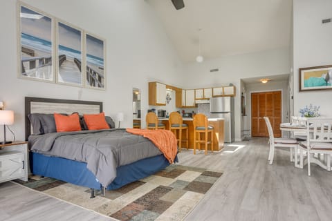 Baytree Golf Colony Studio ~ 5 Mi to Beach! Apartment in Little River