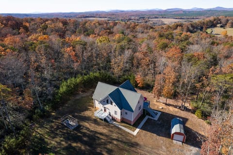 Yogi’s Paradise w/ Deck ~ 1 Mi to Yogaville! House in Nelson County