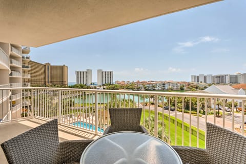 High-Rise Destin Condo w/ Balcony + Pool View Apartment in Destin