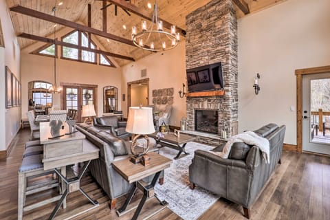 Mountainside Family Retreat w/ Deck in Banner Elk! House in Brushy Fork