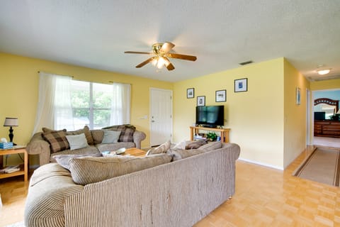 Docks + Balcony: Peaceful River Abode in Dunnellon Apartment in Dunnellon