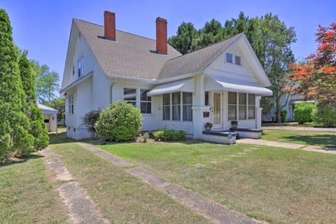 Spacious Lanett Haven w/ Sunroom + Large Deck Cottage in Alabama