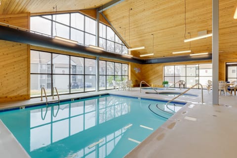 Pool Days & Gatlinburg Fun! Family Mtn Retreat Apartment in Gatlinburg