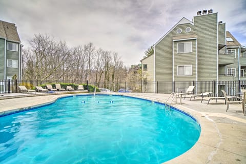 Pool Days & Gatlinburg Fun! Family Mtn Retreat Apartment in Gatlinburg
