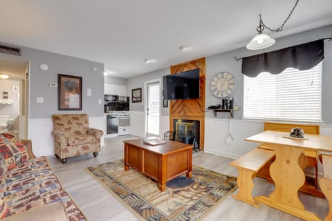 Pool Days & Gatlinburg Fun! Family Mtn Retreat Apartment in Gatlinburg