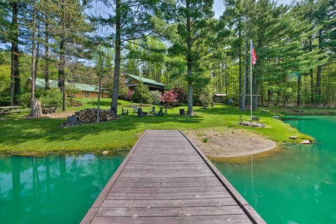 'The Red Pine Cabin' w/ Private Pond & Dock! House in Ohio