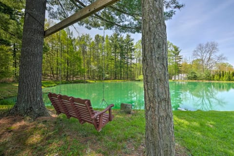 'The Red Pine Cabin' w/ Private Pond & Dock! House in Ohio