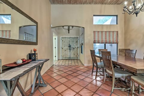 6 Mi to Dtwn Mesa! Pueblo Poolside Retreat House in Dobson Ranch