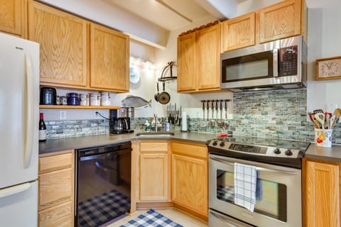 Mtn & Reservoir Views: Cozy Dillon Condo! Apartment in Dillon