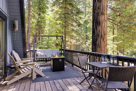 Decks, Grills + Fire Pit: Camp Connell Hideaway! House in Dorrington