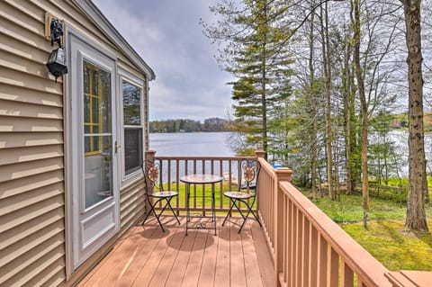 Lakefront Broadalbin Getaway w/ Deck + Kayaks House in Saratoga