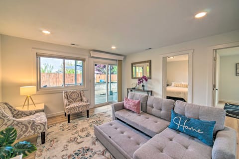 9 Mi to Dtwn Seattle! Family Home w/ Fire Pit House in Tukwila