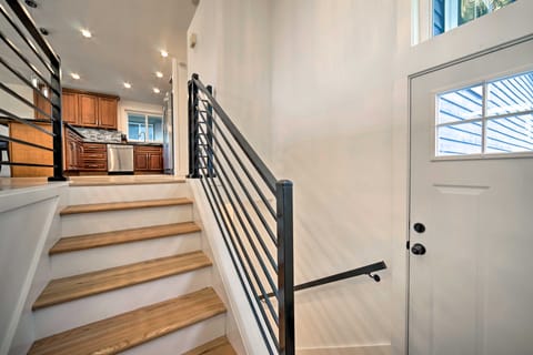 9 Mi to Dtwn Seattle! Family Home w/ Fire Pit House in Tukwila