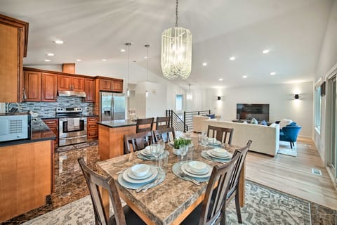 9 Mi to Dtwn Seattle! Family Home w/ Fire Pit House in Tukwila