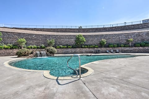 Lakefront Patio, Pool Access! Lands End Condo Apartment in Osage Beach