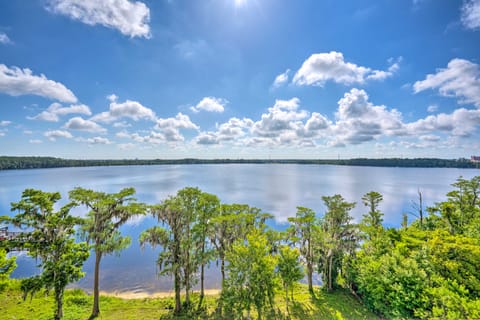 ~ 2 Mi to Disney & Universal: Orlando Resort Condo Apartment in Orlando