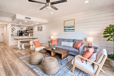 Chic Fort Walton Condo ~ 2 Blocks to Beach! Apartment in Okaloosa Island