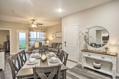 4 Mi to Silver Dollar City: Chic Branson Retreat! Apartment in Branson