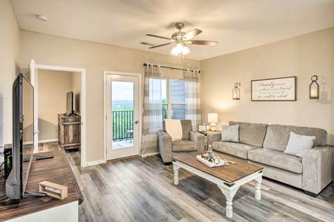 4 Mi to Silver Dollar City: Chic Branson Retreat! Apartment in Branson