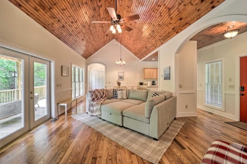 Pond On-Site! Dog-Friendly Blue Ridge Mtn Retreat House in Watauga